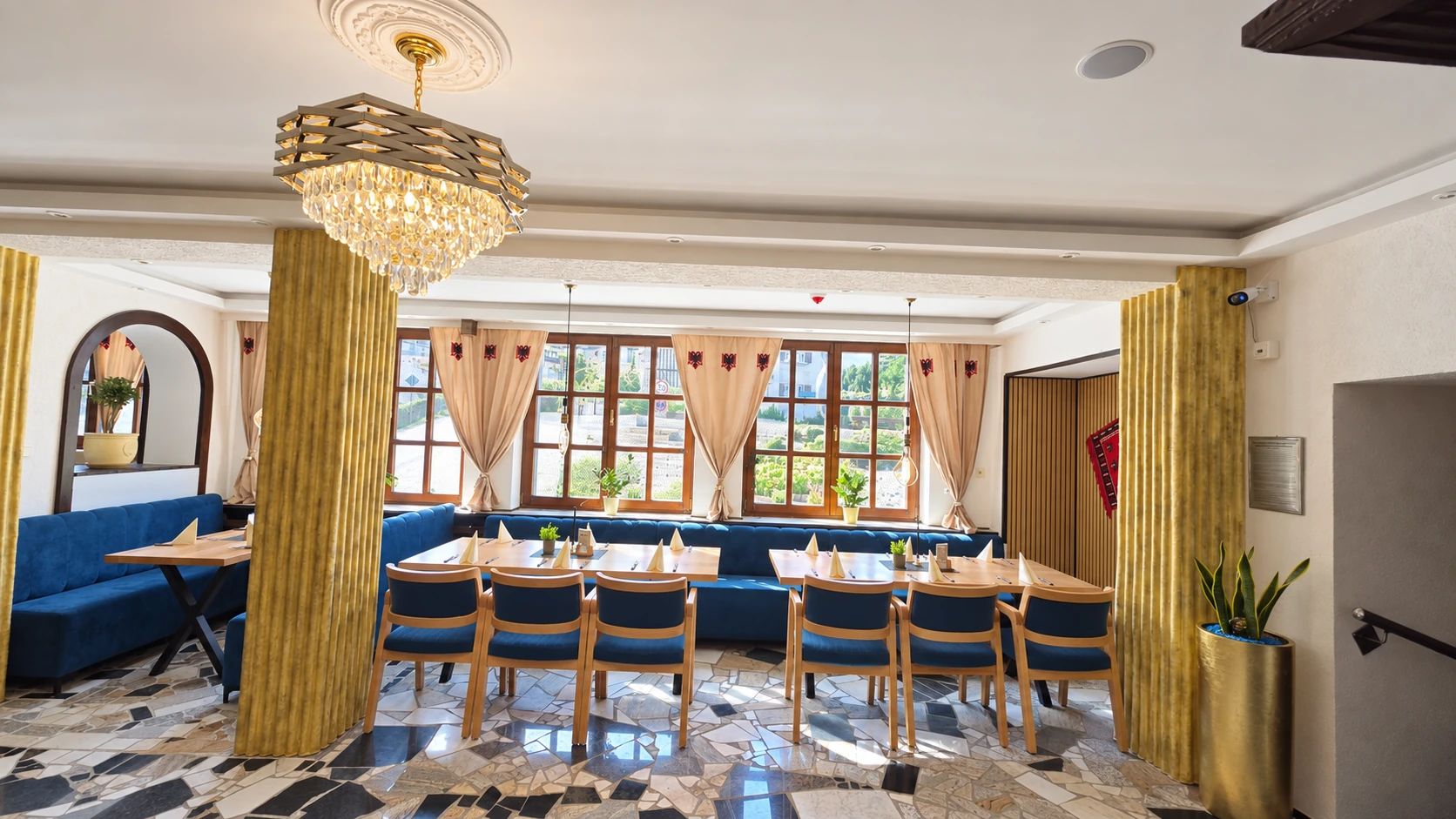 Gastraum des Restaurant Hasa mit gedeckten Tischen und Blick zur Rezeption.